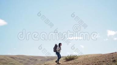快乐的女人徒步旅行者独自踏上沙漠
